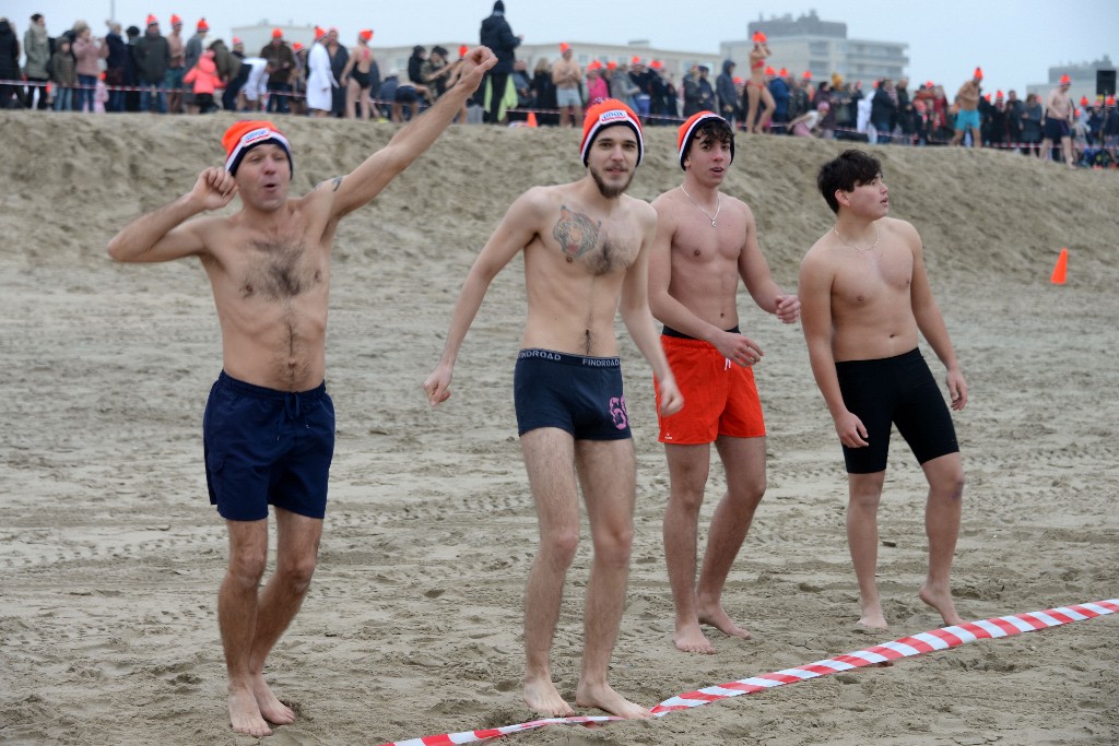 ../Images/Nieuwjaarsduik Noordwijk 2020 019.jpg